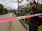 Policista hl�d� ulici po v�buchu v dom� v Otinovsi.