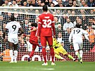 Útoník Liverpoolu Mohamed Salah pekonává brankáe West Hamu Alphonse Aréolau