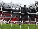 Jarrod Bowen stílí první gól West Hamu United v utkání s Liverpoolem