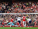 Bukayo Saka (7) ped zaplnným londýnským stadionem zapisuje dalí gól Arsenalu...