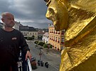 Restaur�tor zlatil sochu Pannu Marie ve v��ce 16 metr�