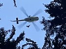 Paraglidistu sundávali ze stromu vrtulníkem