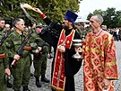 Ruský knz ehná vojákm, kteí jdou bojovat na Ukrajinu. (27. záí 2022)