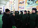 Ruský knz ehná vojákm, kteí jdou bojovat na Ukrajinu. (29. záí 2022)