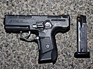 V aut� policist� na�li i plynovou pistoli.