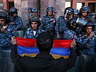 Policie se shromádila ped vládní budovou v arménské metropoli Jerevanu poté,...