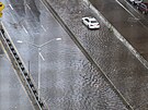 Oputné auto stojí v záplavové vod na dálnici FDR v Lower East Side na...