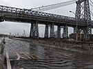 Dálnice FDR pod Williamsburgským mostem v Lower East Side na Manhattanu je...