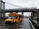 kolní autobus jede po silných detích na FDR Drive na Manhattanu poblí...