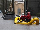 Záchranái ze speciální jednotky záchranné sluby okresu Westchester pádlují na...