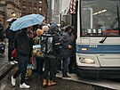 Lidé nastupují do autobusu, protoe linky metra a pímstské vlaky newyorské...