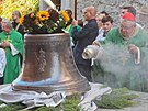 Na v� kostela sv. V�clava v Lokti se po osmdes�ti letech vr�tily t�i zvony a...