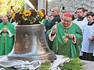 Na v� kostela sv. V�clava v Lokti se po osmdes�ti letech vr�tily t�i zvony a...