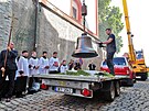 Na v� kostela sv. V�clava v Lokti se po osmdes�ti letech vr�tily t�i zvony a...