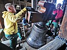 Na v� kostela sv. V�clava v Lokti se po osmdes�ti letech vr�tily t�i zvony a...
