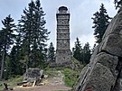 Rozhledna Pajndl nad Nejdkem a socha legend�rn�ho ochr�nce Gut�toka