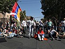 Protestující blokují silnici v Jerevanu bhem shromádní poadujícího...