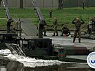 Bundeswehr ukazuje, jak dostává své tanky pes eky pomocí Amphibie M3.