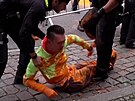Poslední generace cht�la p�ekazit maraton, policie ji odrazila. Tekla jen barva