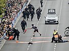 N�mecká policie zasáhla proti aktivist�m, kte�í cht�li naru�it maraton v...