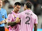 Zranný Lionel Messi z Interu Miami pedává kapitánskou pásku DeAndremu...