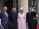 Francouzský prezident Emmanuel Macron (druhý zprava) a jeho manelka Brigitte...