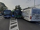 Na mal�m kruhov�m objezdu se srazily t�i trolejbusy. (23. z��� 2022)