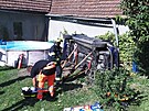 �idi� z nezji�t�n�ch p���in vyjel ze silnice a skon�il na dvo�e rodinn�ho domu.