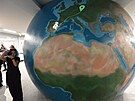 Expozici dominuje ob�� maketa planeta Zem�.