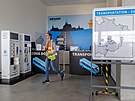 Zam�stnance sv�� do distribu�n�ho centra Amazonu v Kojet�n� na P�erovsku z...