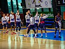 Brnntí basketbalisté míí do zápasu v hale USK Praha.