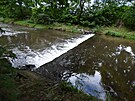 Mal� splav v Kr��n� m� zabudovanou shybku. Na principu spojen�ch n�dob se tudy...