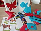 D�ti tvo�� z pap�ru p�i d�lni�ce v Muzeu pap�rov�ch model�.