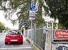 Parkovac� z�ny v Praze 9 zasahuj� na chodn�ky (25. z��� 2023)