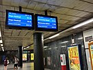 <p>Displeje informují o odjezdu vlaků na stanici metra Muzeum.</p>