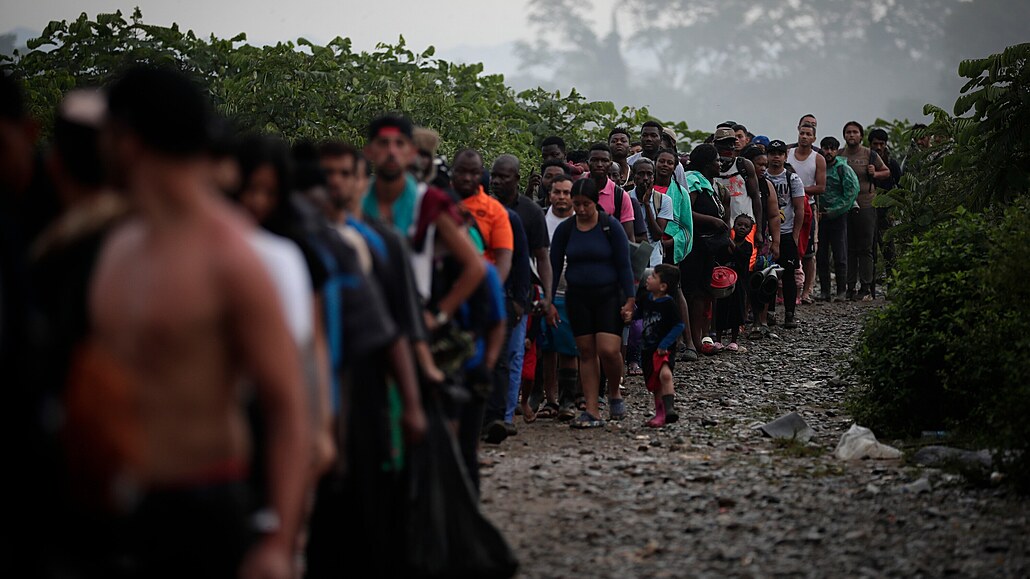 Migranti míí pes pás Darién mezi Kolumbií a Panamou v nadji, e se dostanou...