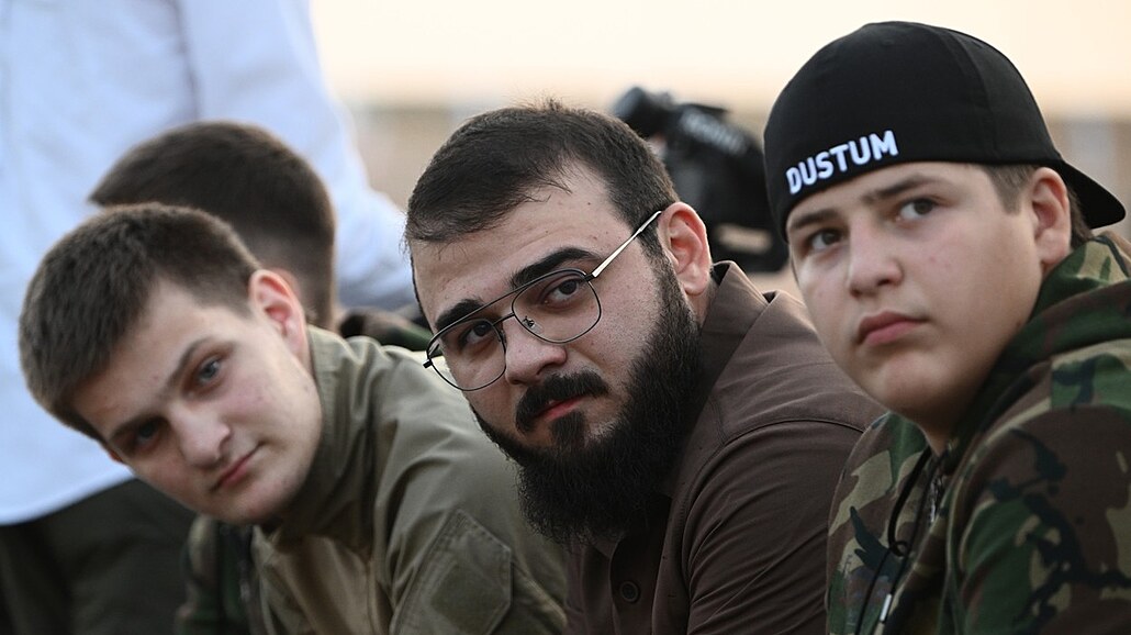 Synové vdce Ramzana Kadyrova Achmat (vlevo) a Adam (vpravo) se s ministrem...