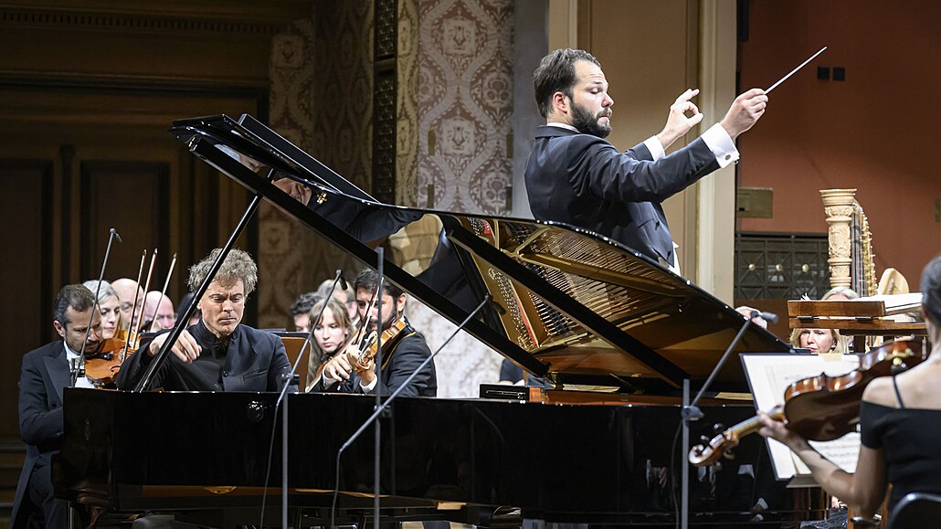 Pianista Paul Lewis, dirigent Petr Popelka a �lenové Symfonického orchestru...
