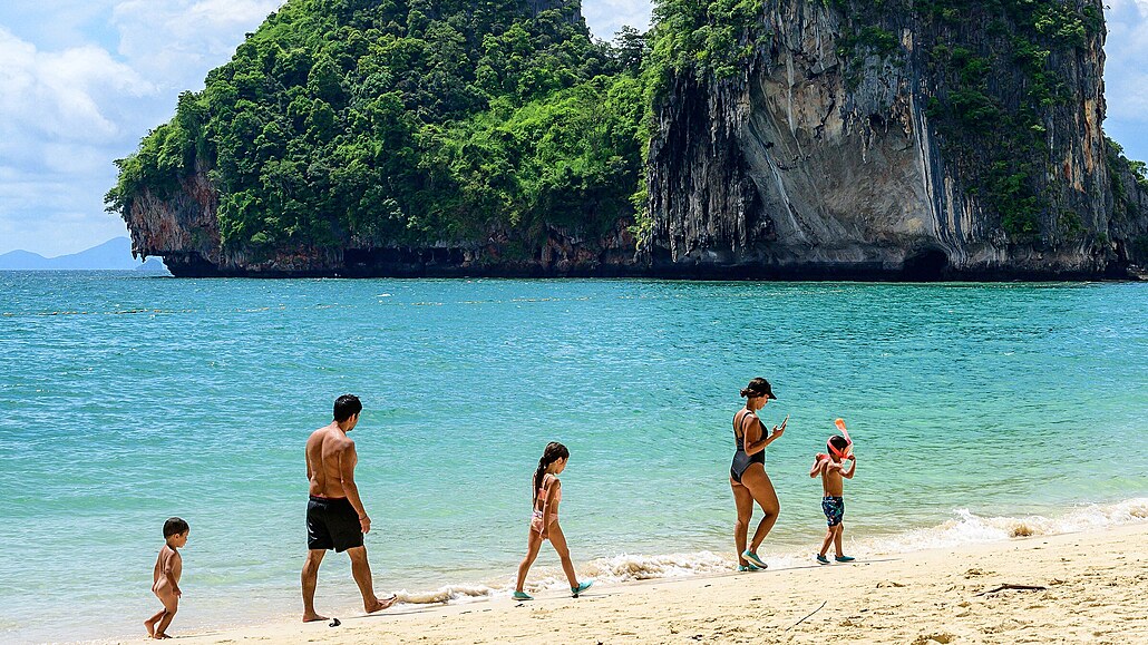 Phuket je ostrov v Andamanském mo�i a provincie v jihozápadním Thajsku. Ostrov...