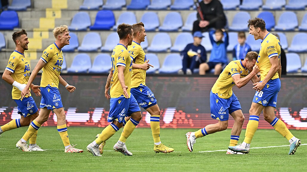 Teplický obránce Jan Knapík (28) se spole�n� se spoluhrá�i raduje z prvního...