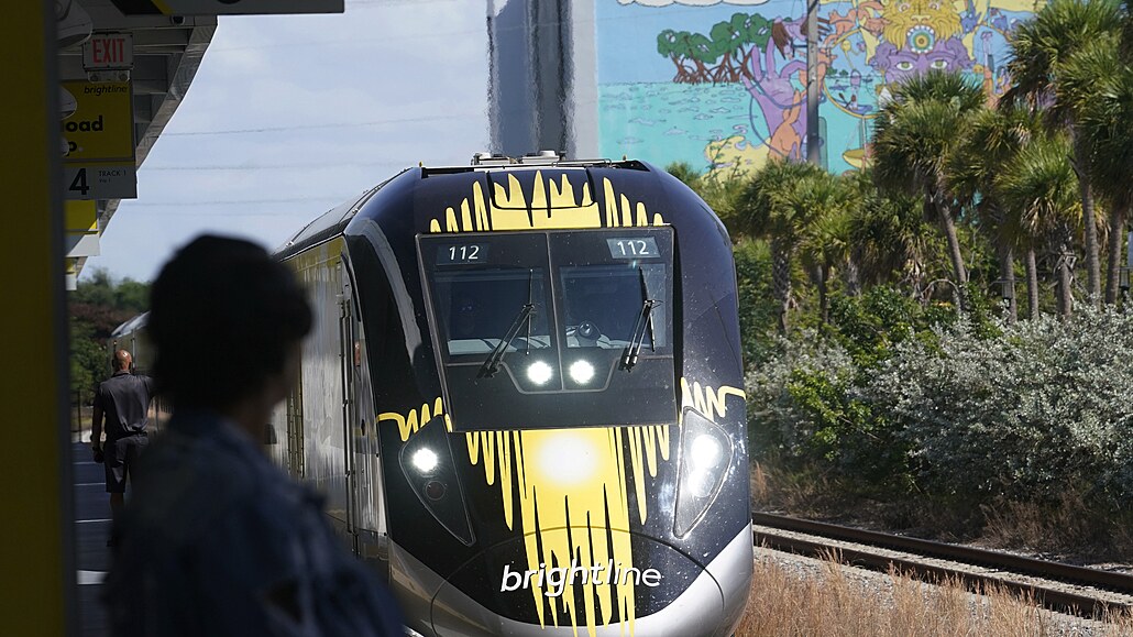 Vlakový spoj od spole�nosti Brightline. Na Florid� mezi Orlandem a Miami...