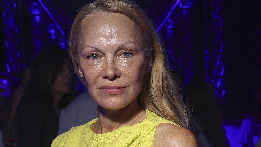 Pamela Andersonová na módní p�ehlídce v Pa�í�i (28. 9. 2023)