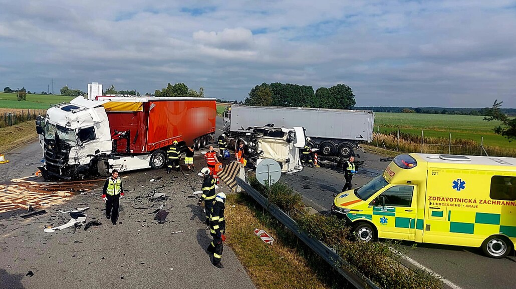 Na dálnici D3 u Tábora se na 79. kilometru srazily dva kamiony. (25. záí 2023)