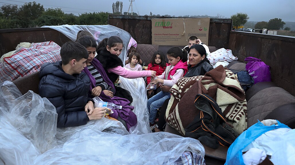 Lidé prchají z Náhorního Karabachu do Arménie. (26. záí 2023)