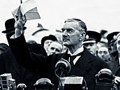 Britský premiér Neville Chamberlain po setkání s Adolfem Hitlerem v Mnichově.