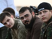 Synové vůdce Ramzana Kadyrova Achmat (vlevo) a Adam (vpravo) se s ministrem...