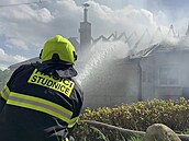 Výbuch v domku Otinovsi na Prostějovsku způsobil požár. Na místě zahynul člověk.