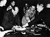 Francouzský premiér Édouard Daladier podepisuje v noci z 29. na 30. září 1938...