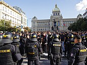 Policisté na Václavském náměstí dohlíží na sparťanské fanoušky