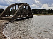 Betonový most, který kdysi překonával tok řeky Odravy a spojoval obě části obce...